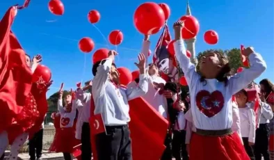 Sağrıca Köyü Öğrencilerinden Cumhuriyet Coşkusu