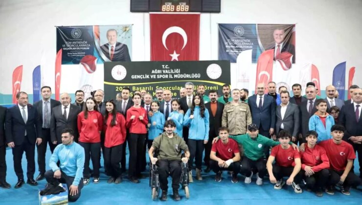 Ağrı’da Spor Malzemeleri Dağıtım Töreni Düzenlendi